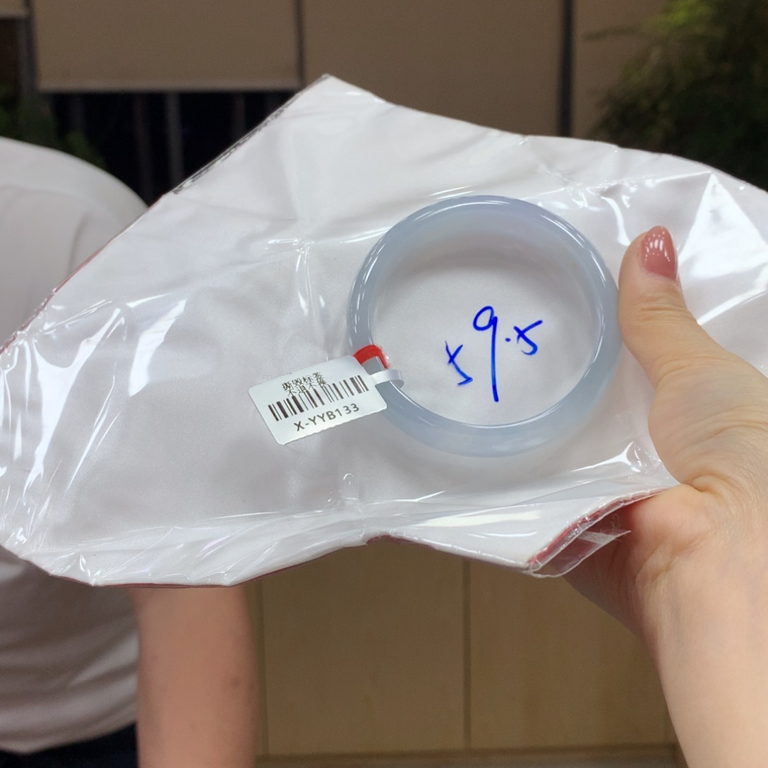 翡翠手镯未镶嵌不退不换