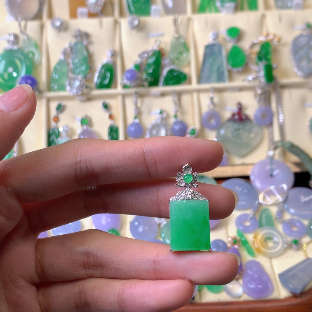 翡翠颈饰18K金镶嵌吊坠