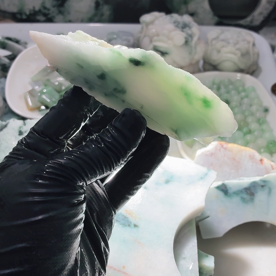 翡翠未镶嵌颈饰边角料