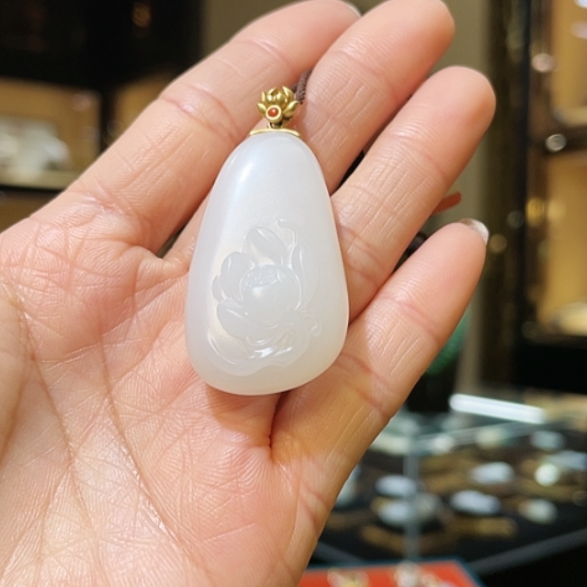 【闪购商品】和田玉颈饰18K金镶嵌荷花牌
