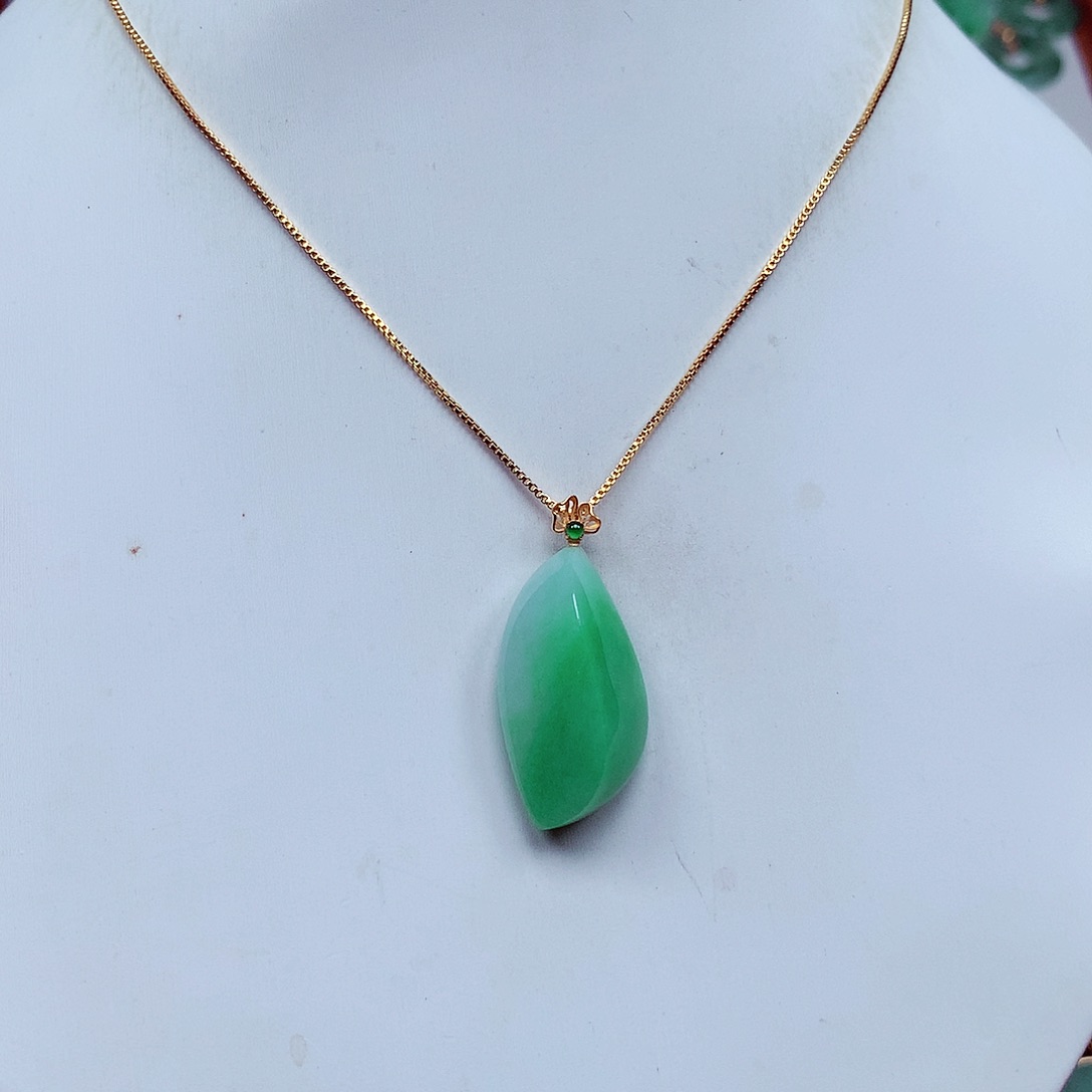 翡翠18K金镶嵌颈饰