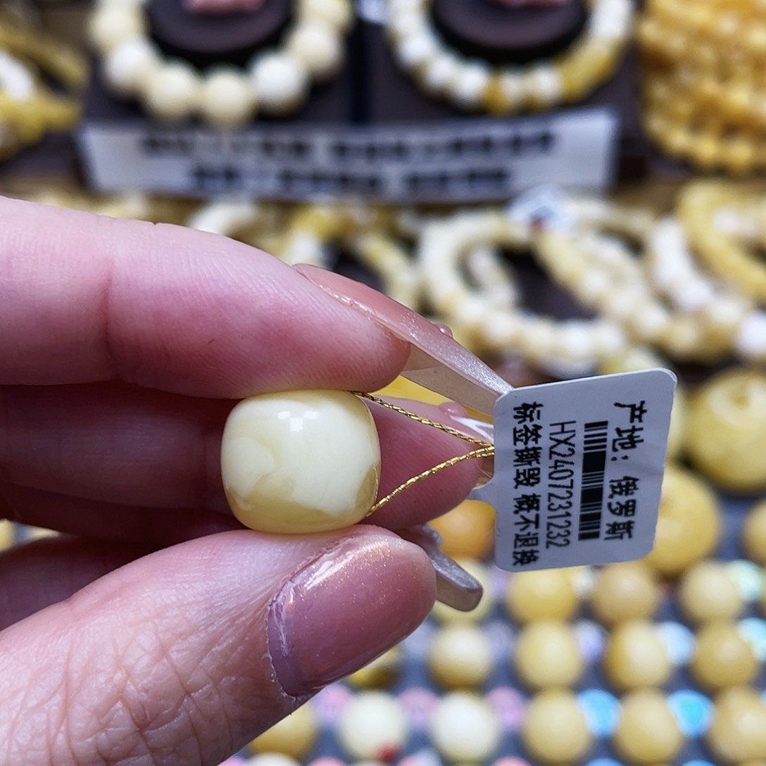 琥珀珠宝奇石未镶嵌13.2×11.8mm微微瑕