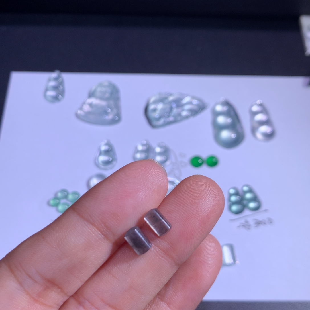 翡翠未镶嵌颈饰一对