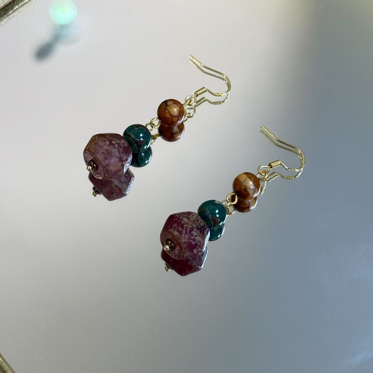 LZ3526-2 【端午安康】绿色老料粉色不规则玛瑙耳环