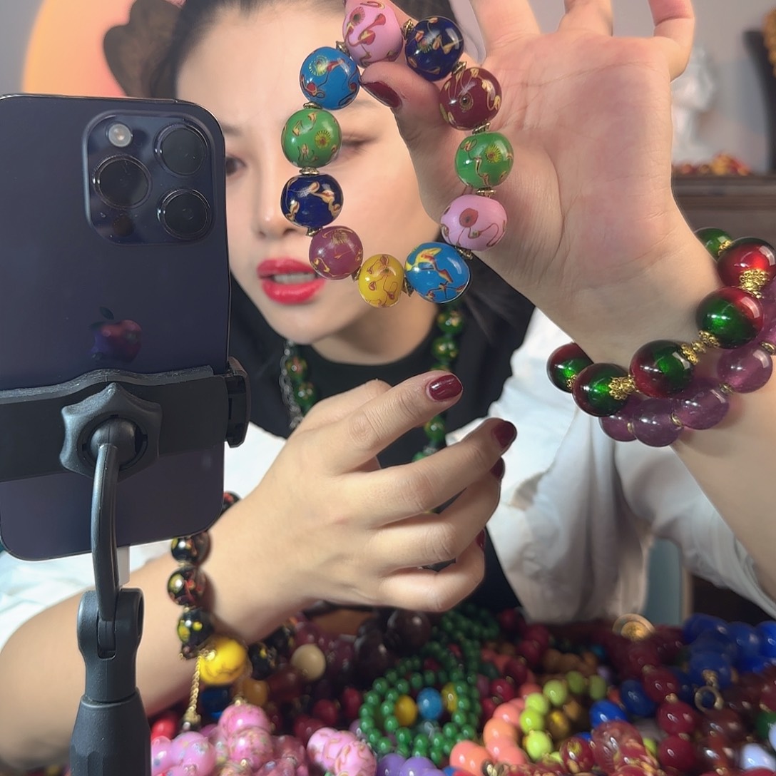 玻璃颈饰老琉璃的故事也是很精彩了呢