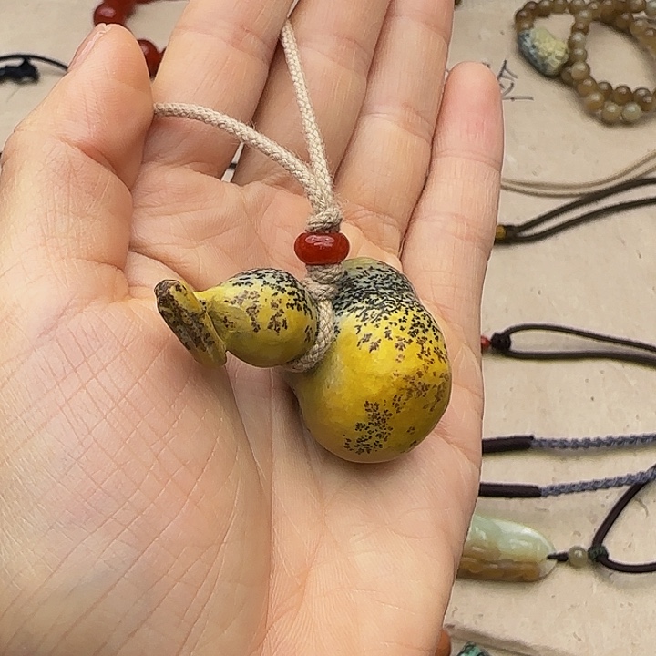 明***月和田玉未镶嵌颈饰