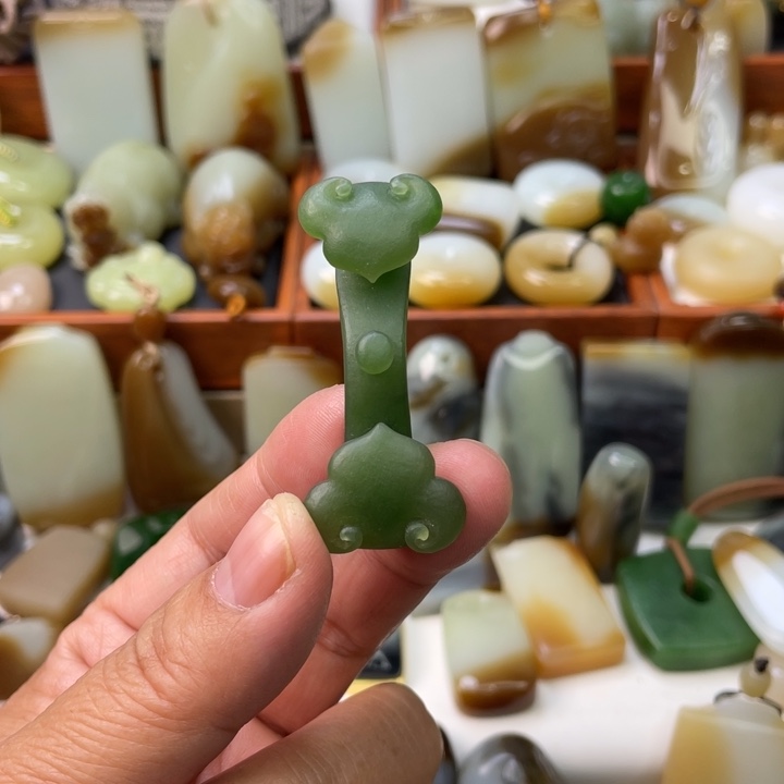 和田玉（碧玉）未镶嵌颈饰