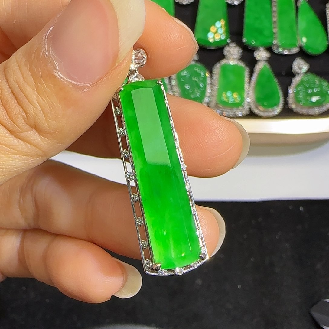 翡翠颈饰18K金镶嵌。