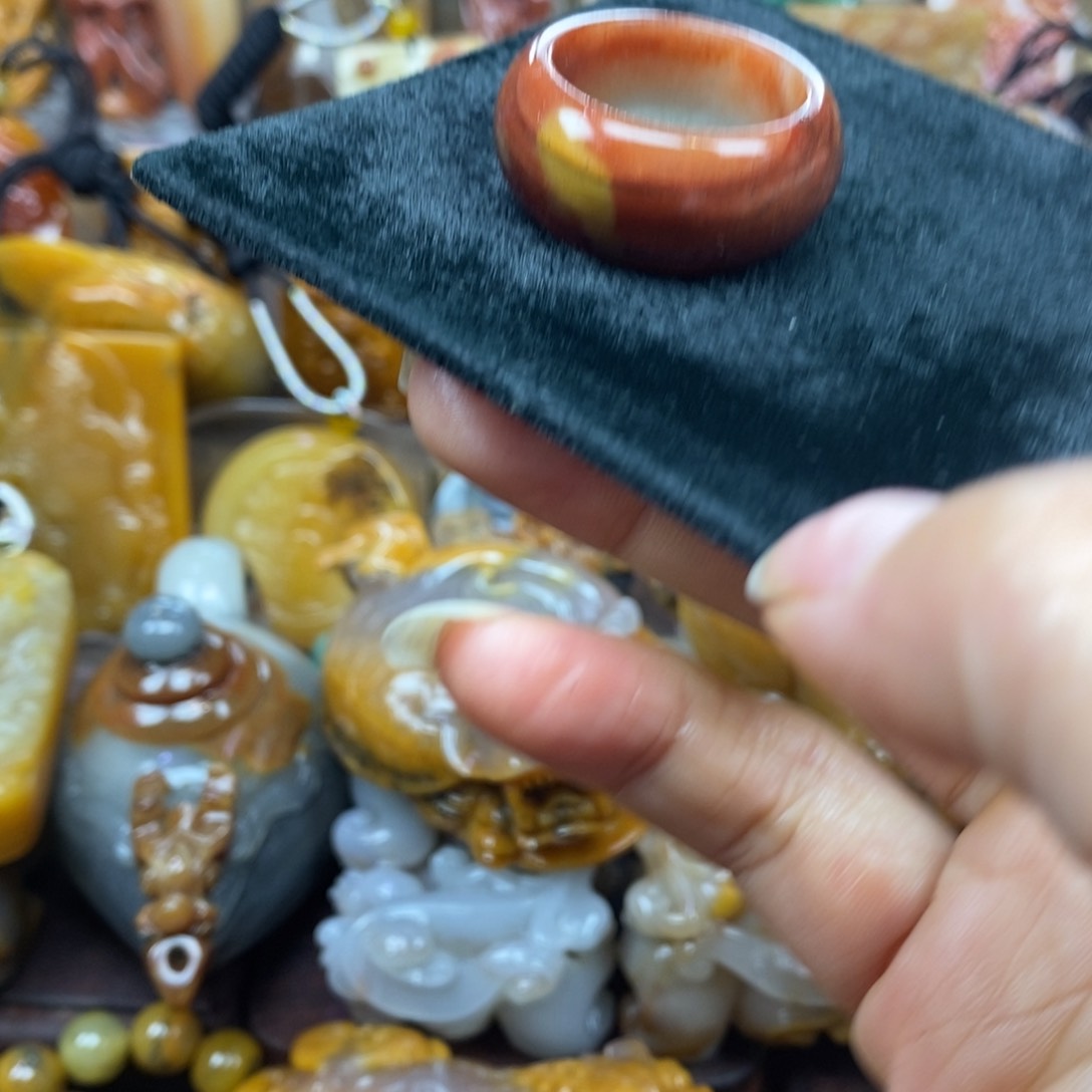 未镶嵌石英质玉（黄龙玉）颈饰