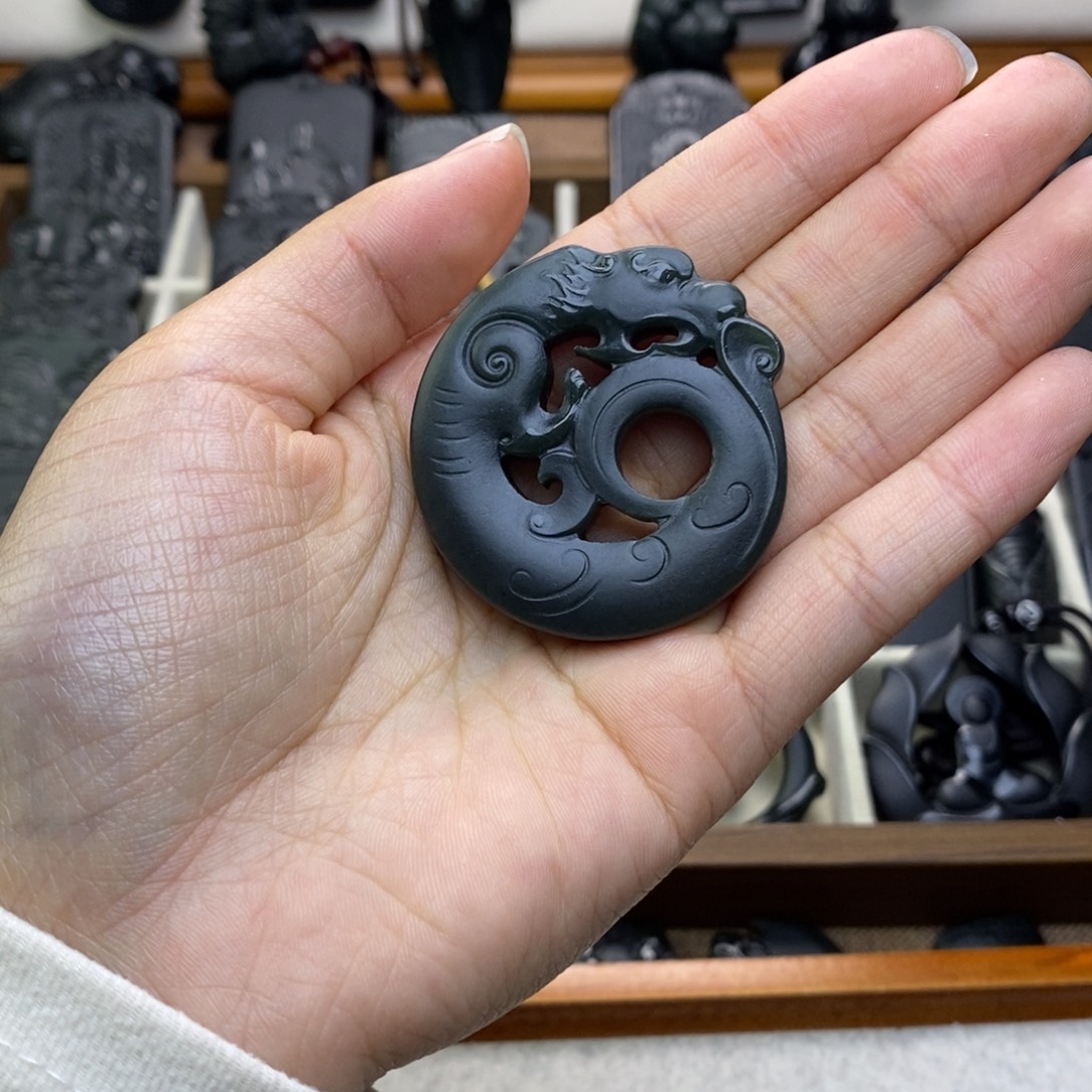 人***戏和田玉未镶嵌颈饰