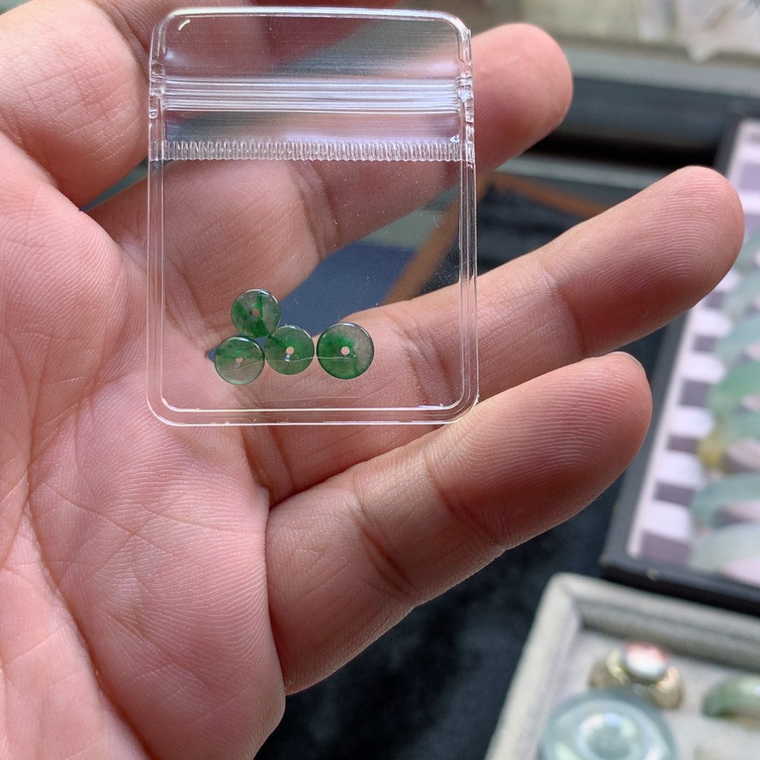 定制翡翠未镶嵌扣子