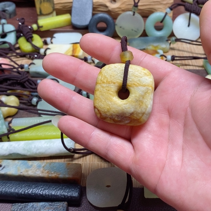 蛇纹石玉挂件未镶嵌满****月