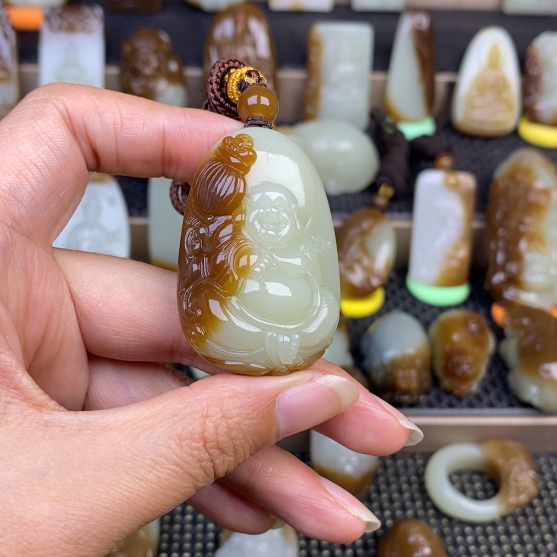 陇***楚和田玉未镶嵌颈饰
