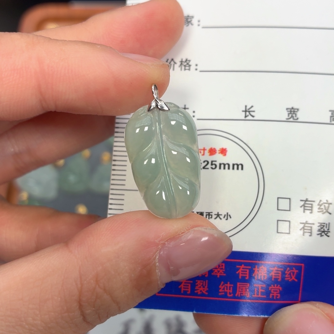 翡翠18K金镶嵌颈饰叶子