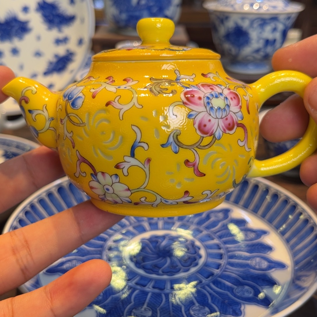 S***扒花玲珑茶壶一把