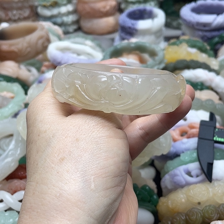 未镶嵌手镯石英岩玉