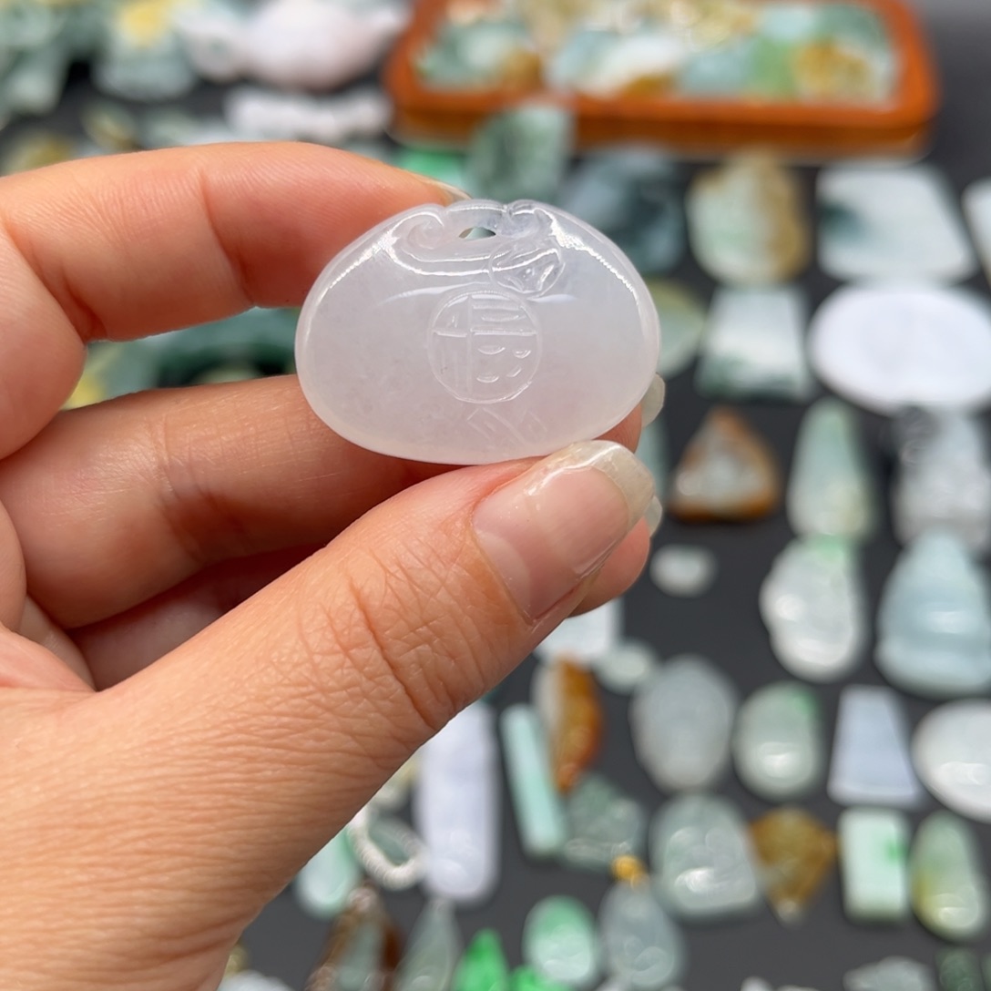 翡翠未镶嵌颈饰锁