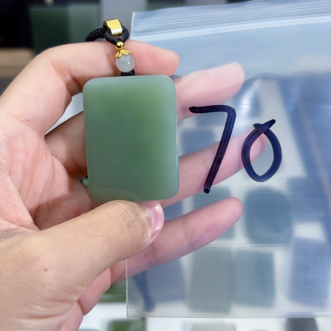 自***我和田玉未镶嵌颈饰