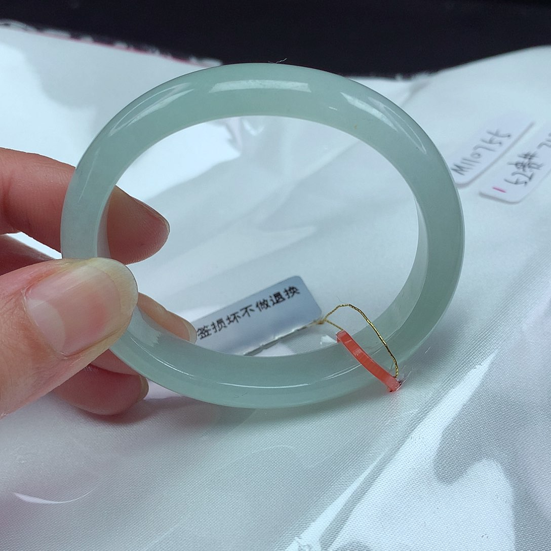 翡翠手镯未镶嵌52贵755