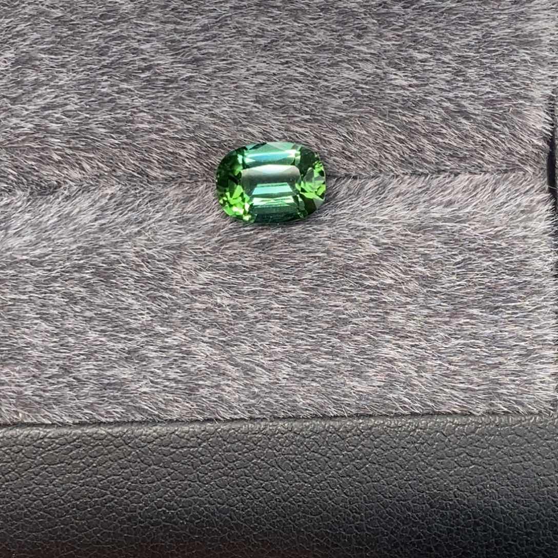 碧玺裸石未镶嵌绿碧玺1.75克拉全净玻璃体