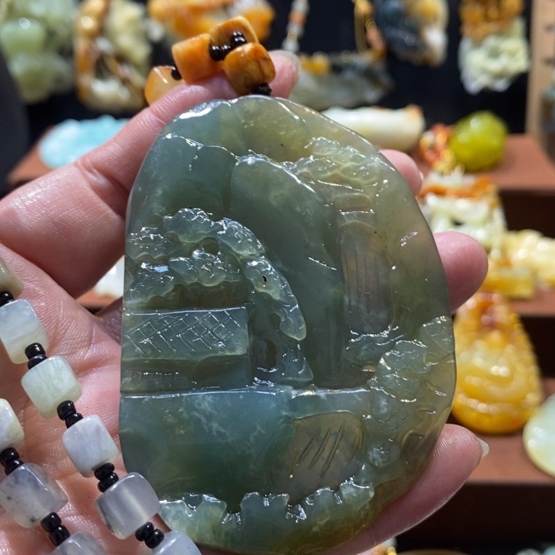 蛇纹石玉颈饰未镶嵌