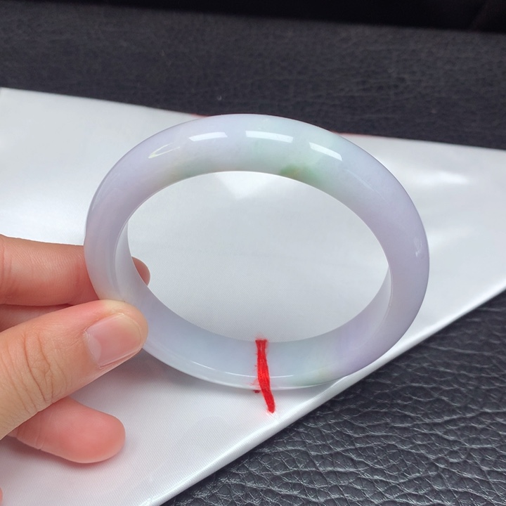 翡翠手镯未镶嵌。