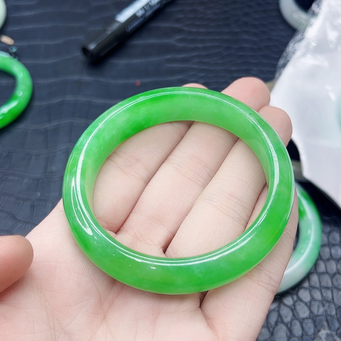 翡翠手镯未镶嵌多样性