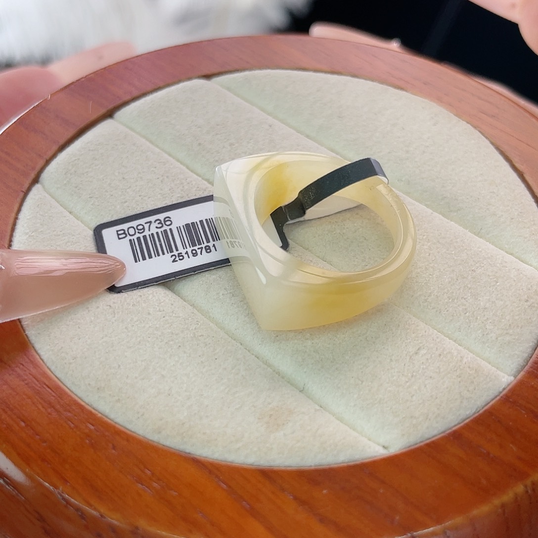 和田玉未镶嵌戒指l34。糖白马鞍。18.3。不退换