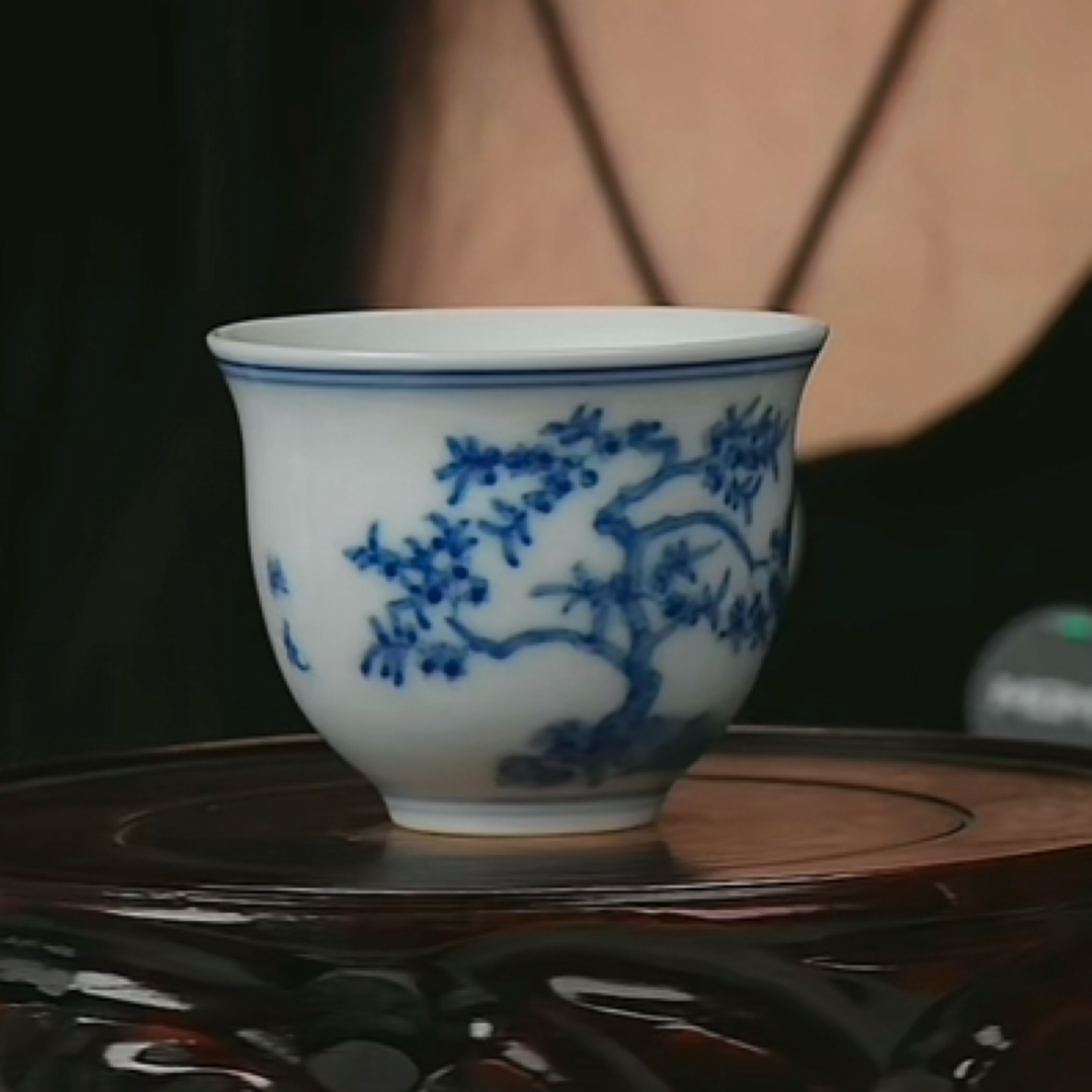 Y青花花卉诗题纹杯