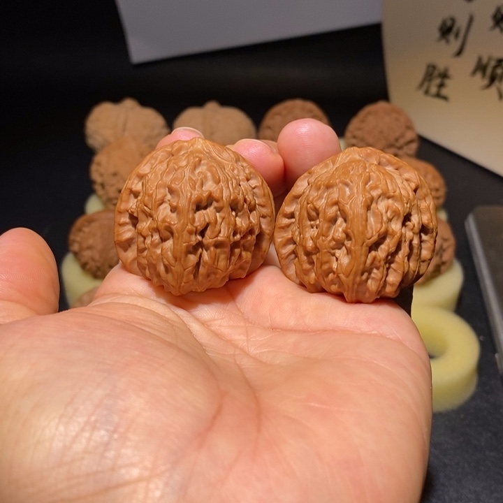 文玩核桃吊坠白狮子39+