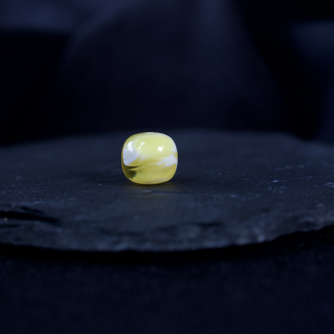 天然原矿蜜蜡金漆白妖孽溶洞老型9.2*8.2mm