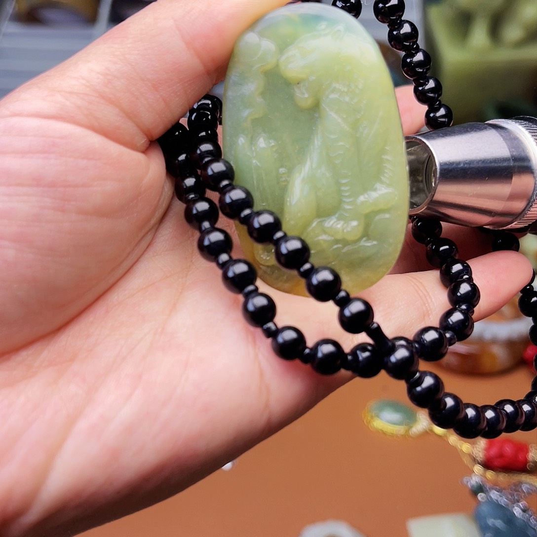 蛇纹石玉颈饰未镶嵌