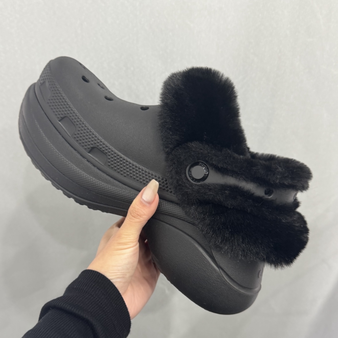 【Crocs卡骆驰】小鲸鱼 秋冬保暖毛绒内衬增高厚底洞洞拖鞋211753