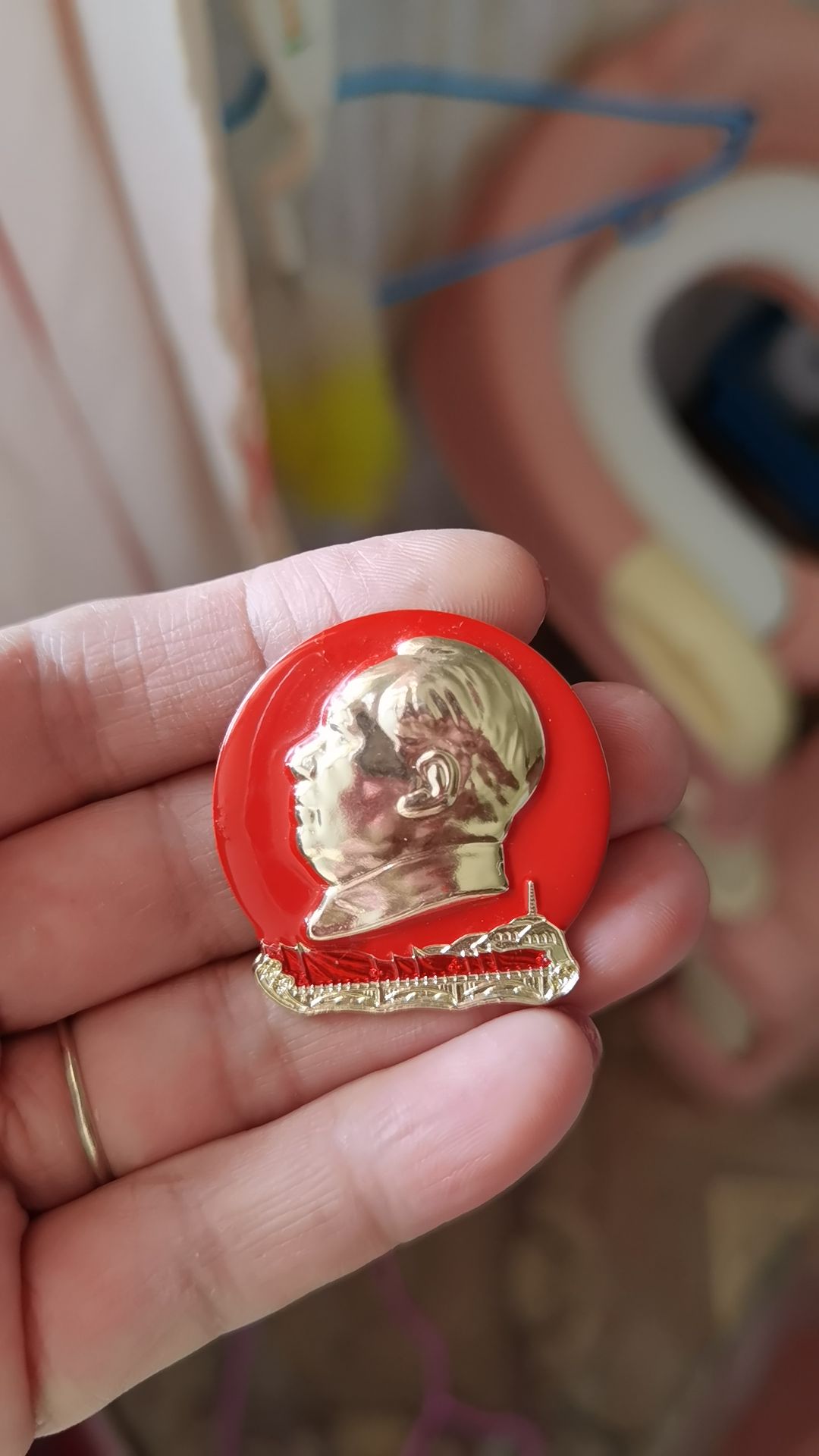 毛伟人纪念像章铝制胸章徽章红色收藏品