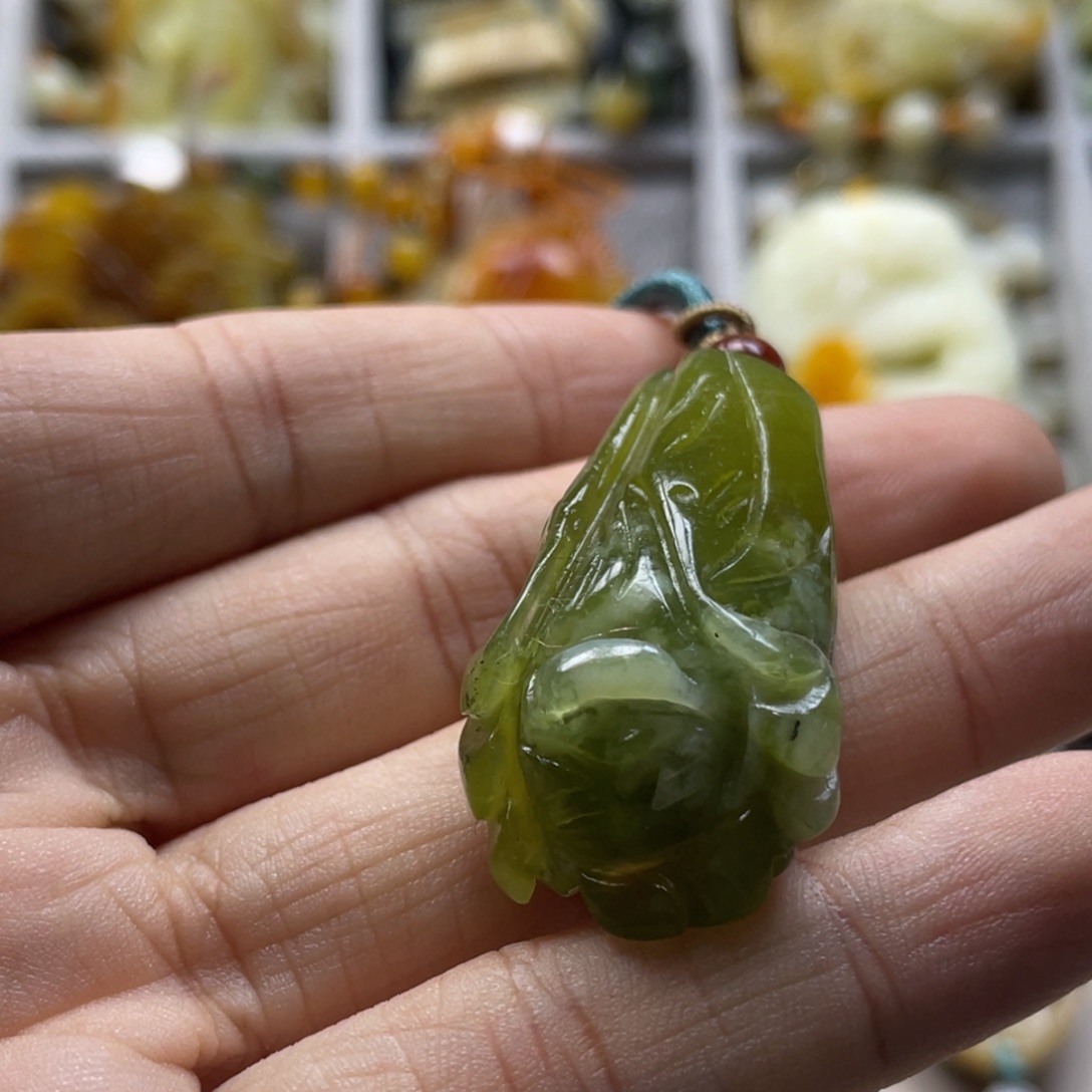蛇纹石玉颈饰未镶嵌