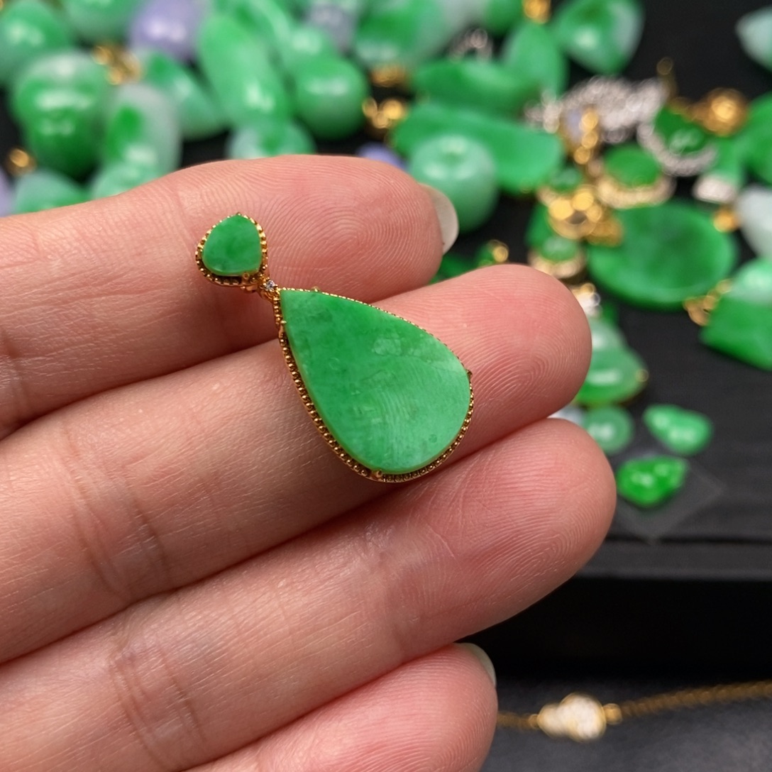 设***t翡翠18K金镶嵌颈饰