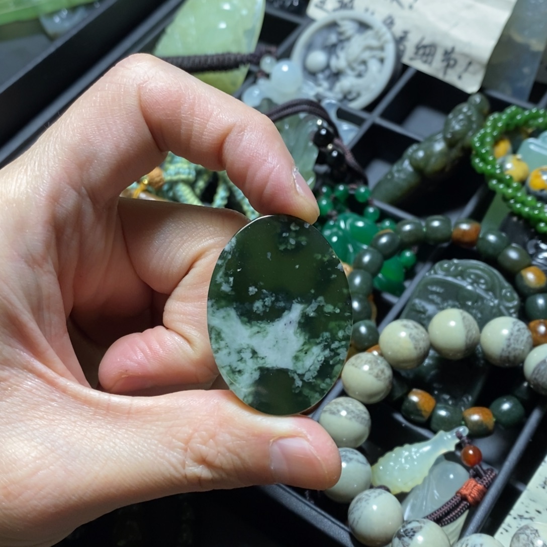 蛇纹石玉未镶嵌颈饰