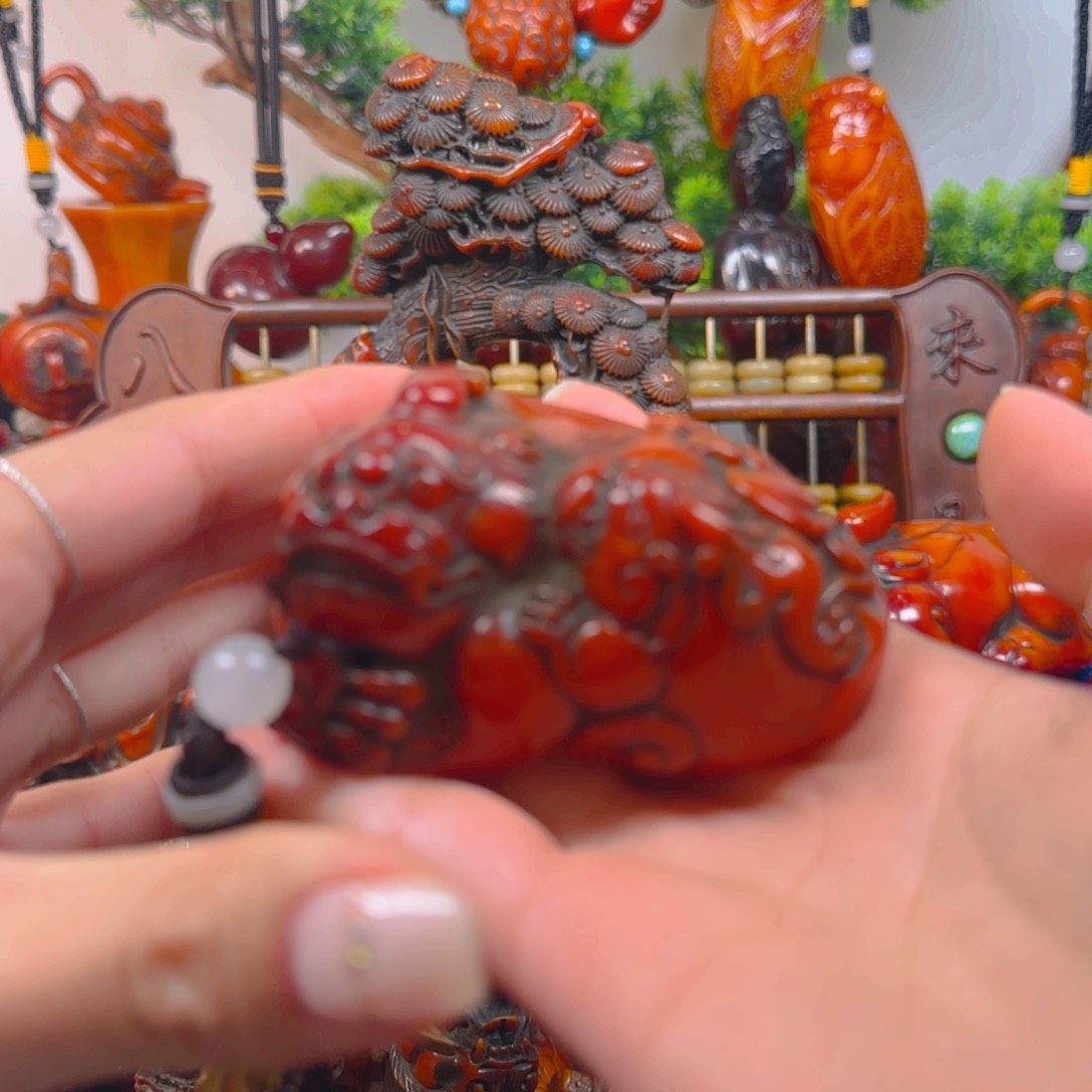 琥珀裸石未镶嵌貔貅