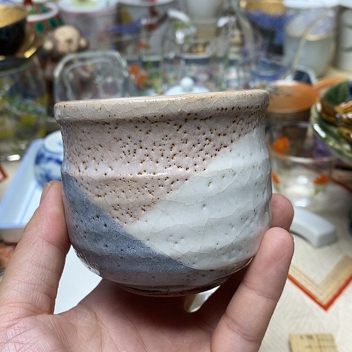 茶壶紫砂杯子和一大瓶可乐和可乐等的时候还