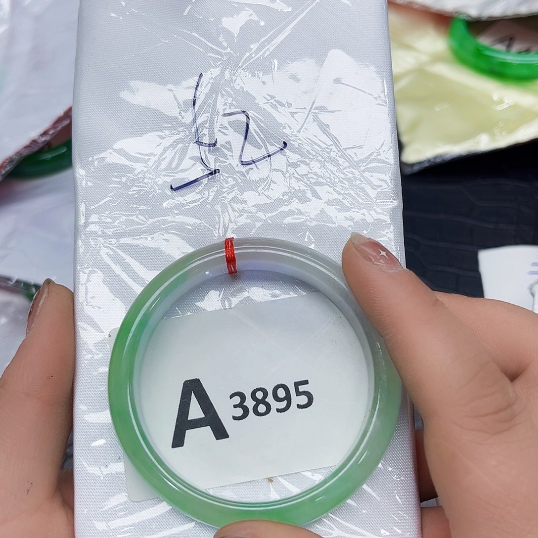 翡翠手镯未镶嵌手镯