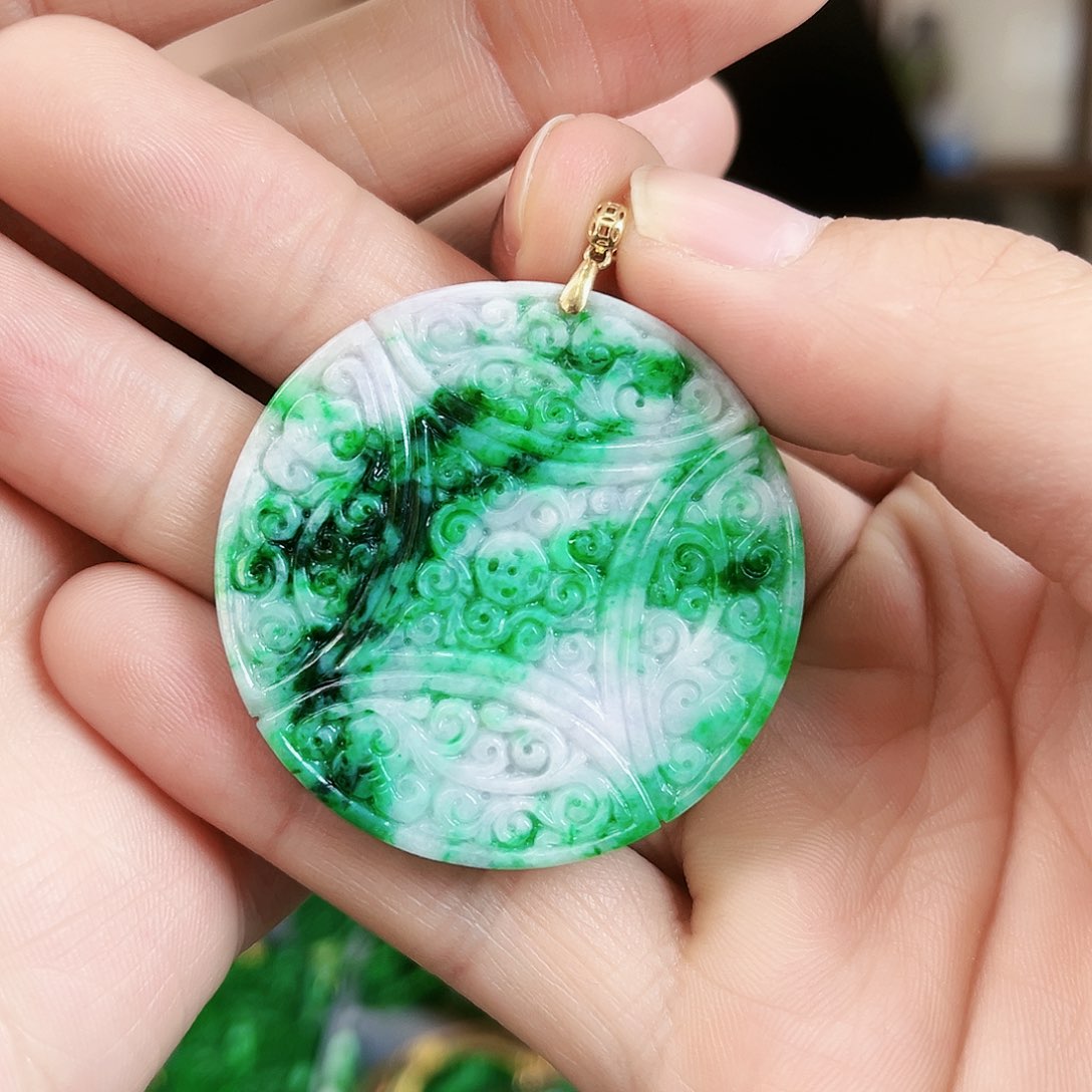 翡翠颈饰18K金镶嵌吊坠多样性