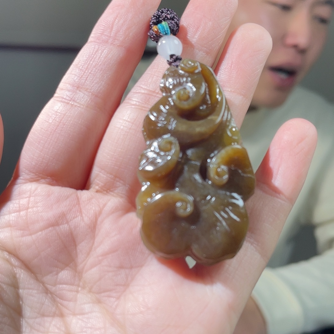 和田玉未镶嵌颈饰有裂纹