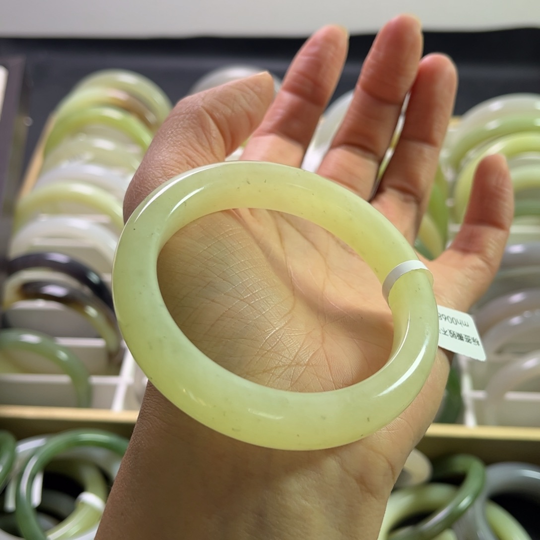 和田玉手镯57圈口未镶嵌