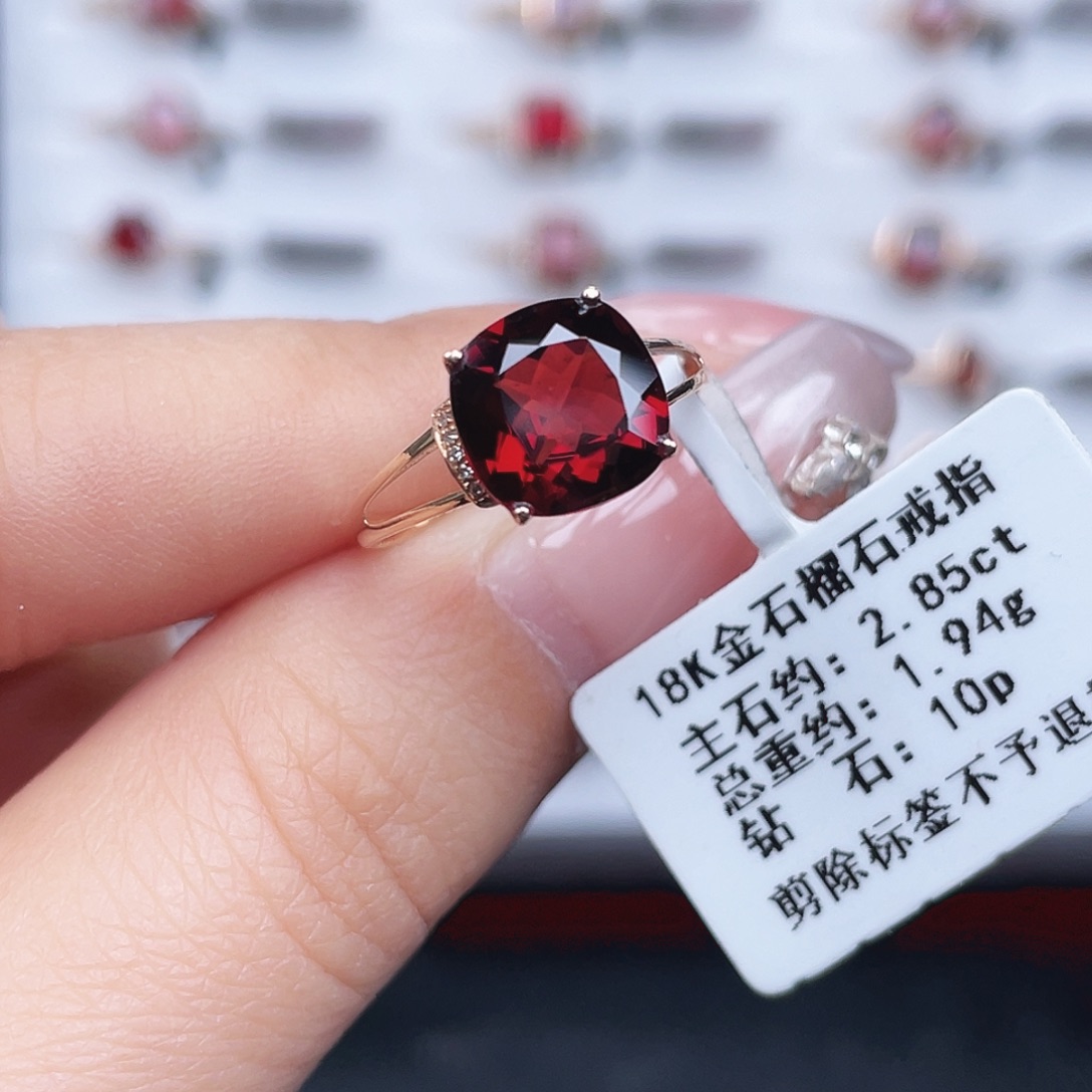 18K金镶嵌戒指石榴石