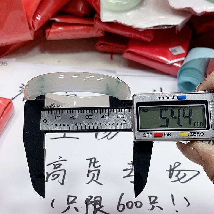 翡翠手镯未镶嵌21。 