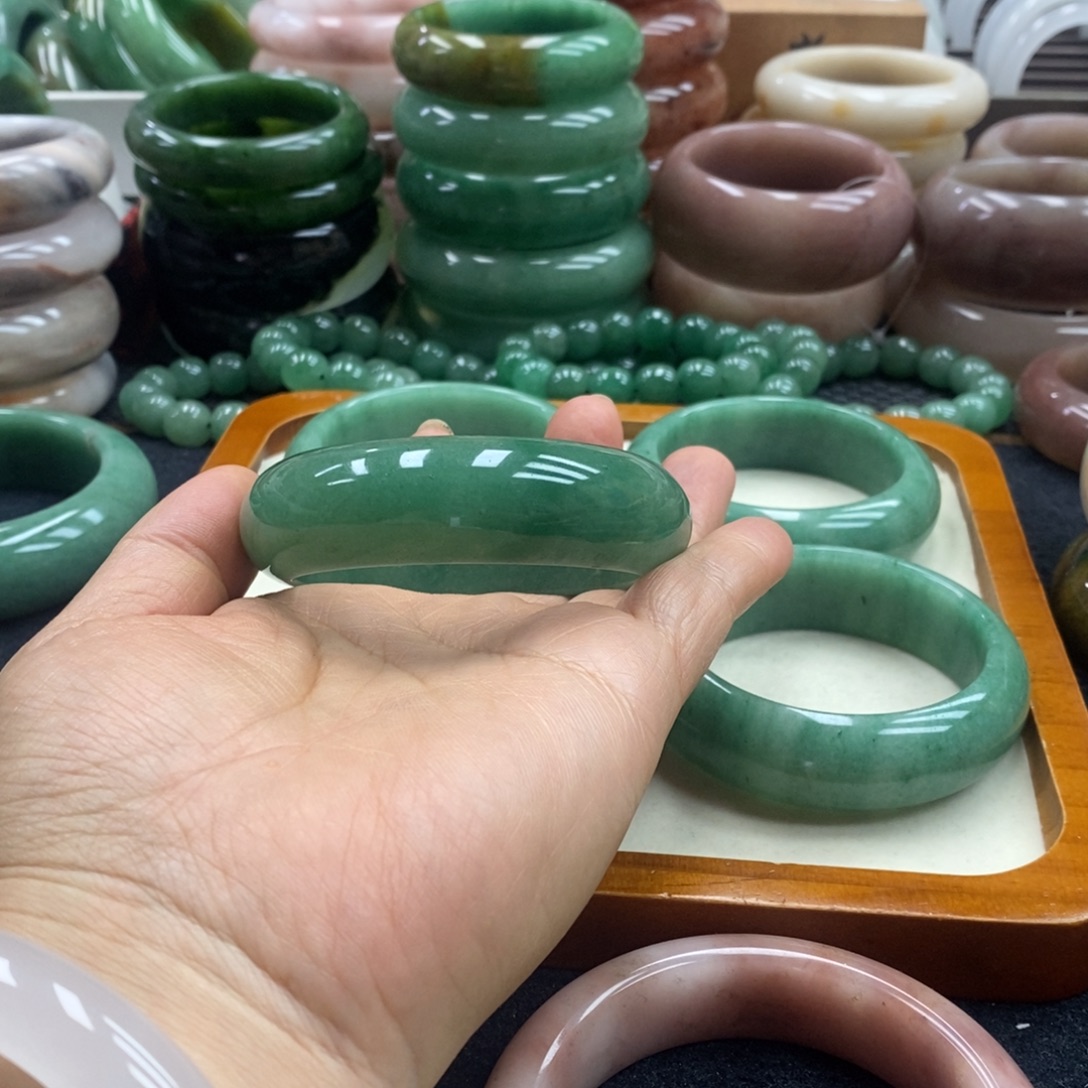 吐***边石英质玉未镶嵌手镯