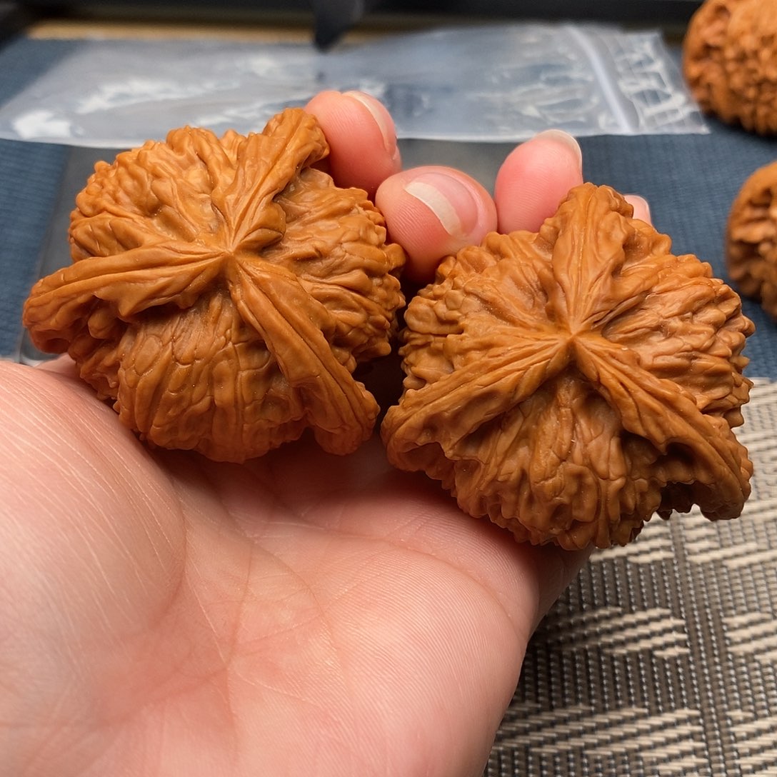 L***G文玩核桃吊坠三棱