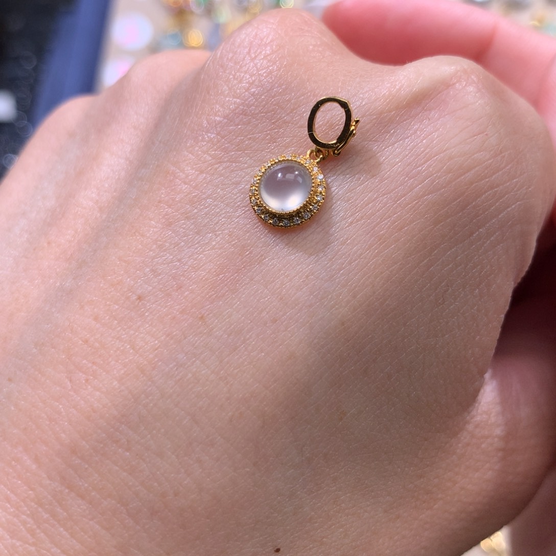 唐***糖翡翠18K金镶嵌颈饰翡翠