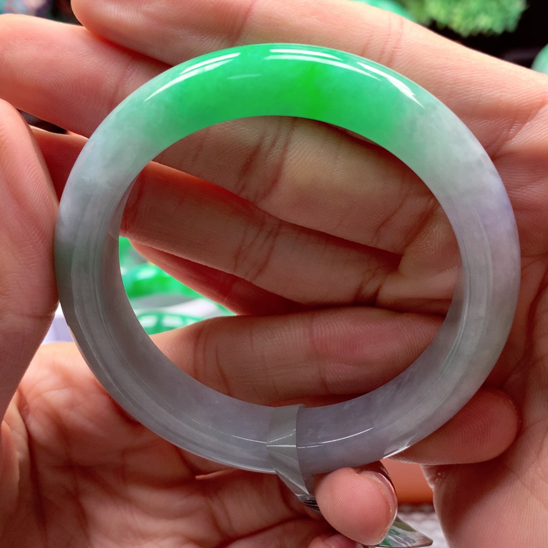 翡翠手镯未镶嵌自**明翡翠