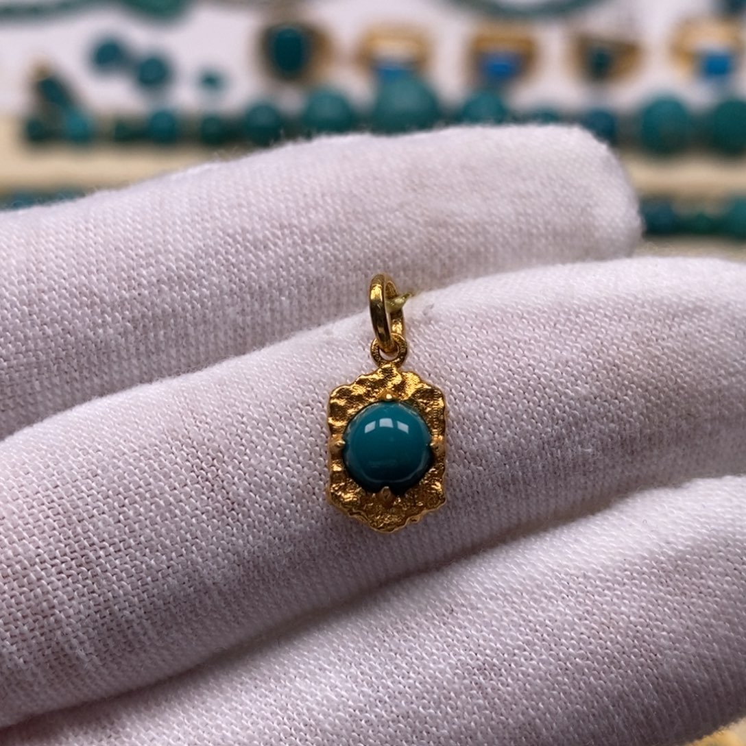 绿松石18K金镶嵌珠宝奇石侧挂7.5mm